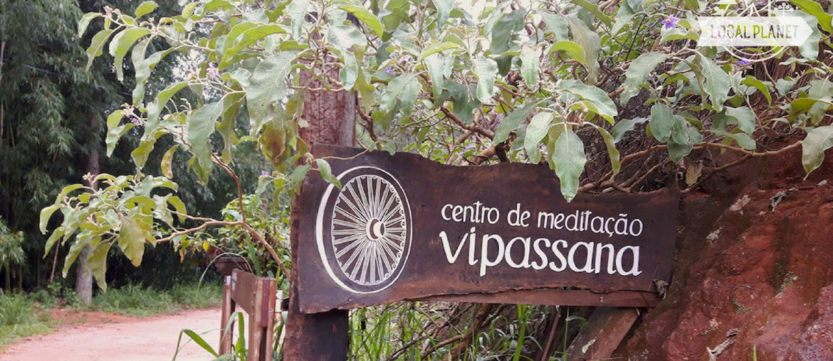 Como meditar por 10 dias tem mudado minha vida – meditação Vipassana Entrada do centro de meditação Vipassana