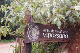 Entrada do centro de meditação Vipassana