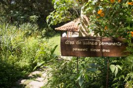 Meditação Vipassana: placa de área de silêncio permanente