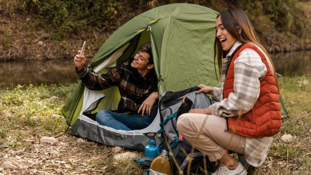 Casal testando a melhor barraca de camping de até 600 reais